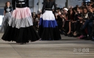 9月26日，模特在巴黎时装周上展示法国品牌Alexis Mabille2013春夏新品成衣。新华社记者高静摄  