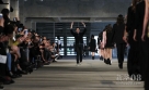 9月26日，法国设计师Alexis Mabille在巴黎时装周同名品牌2013春夏新品成衣展上向观众致意。新华社记者高静摄  