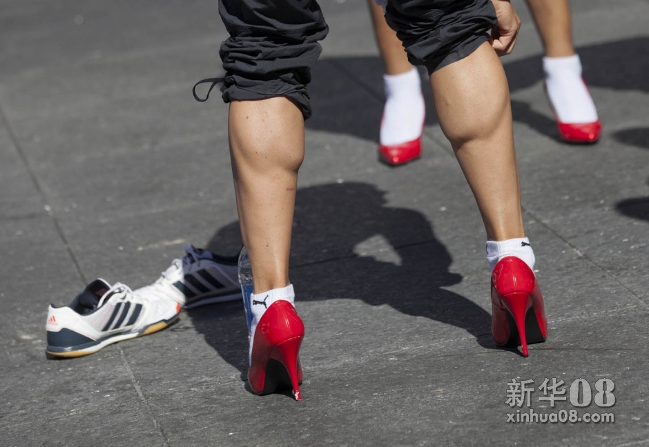 9月27日,在加拿大多伦多,一名男士穿上高跟鞋.新华社发(邹峥摄)