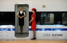 9月28日，郑州东站至武汉的首趟高铁列车G501次准备发车。新华社记者 朱祥摄  