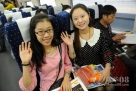 9月28日，乘坐郑州东站至武汉的首趟高铁列车G501次的乘客向记者招手致意。新华社记者 朱祥摄  