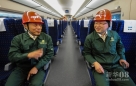 9月28日，参与高铁建设的中铁十一局代表乘坐武汉至郑州的首趟高铁列车G502体验通车的喜悦。新华社记者 朱祥摄  