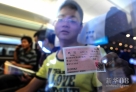9月28日，乘坐武汉至郑州的首趟高铁列车G502的乘客展示车票。新华社记者 朱祥摄  