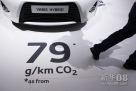 9月27日，在法国巴黎举行的2012巴黎国际车展媒体日上，YARIS HYBRID汽车展台地面上标明了碳排量。新华社记者高静摄 