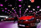 9月27日，人们在2012巴黎国际车展上参观。新华社记者高静摄