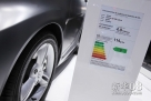 这是9月27日在法国巴黎举行的2012巴黎国际车展媒体日上拍摄的SMART汽车碳排量标明牌。新华社记者高静摄