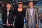9月27日，演员袁晓超（左）、梁家辉（中）、冯淬帆在台北出席3D功夫电影《太极》两部曲首映会。新华社发 