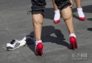 9月27日，在加拿大多伦多，一名男士穿上高跟鞋。新华社发（邹峥摄）  