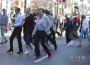 9月27日，在加拿大多伦多，男士们体验高跟鞋步行。新华社发（邹峥摄）  
