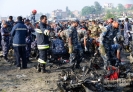 9月28日，在尼泊尔首都加德满都市郊，救援人员在坠机事故现场工作。新华社/法新