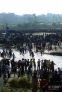 9月28日，在尼泊尔首都加德满都市郊，尼泊尔人和救援人员聚集在坠机事故现场。新华社/法新
