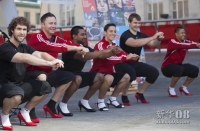 9月27日，在加拿大多伦多，穿着高跟鞋的男士们进行热身运动。新华社发（邹峥摄）  