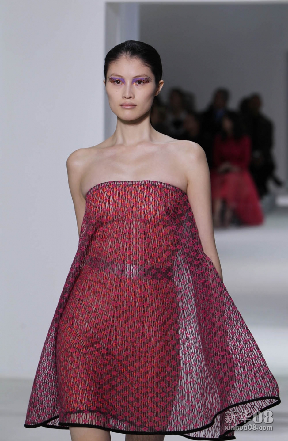 巴黎透视时装秀 巴黎时装周:迪奥打造21世纪感性女人(高清组图)-新华08