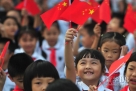 9月29日，广西南宁市滨湖路小学同学挥舞五星红旗。新华社记者 黄孝邦摄 