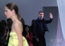  9月28日，设计师拉夫·西蒙斯在巴黎时装周法国品牌克里斯汀·迪奥2013春夏新品成衣发布会上向观众致意。新华社记者高静摄 