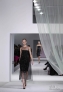 9月28日，模特在巴黎时装周上展示法国品牌克里斯汀·迪奥2013春夏新品成衣。新华社记者高静摄 