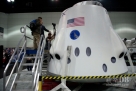 图为5月8日，在美国洛杉矶，太空探索技术公司展示的同尺寸的“龙”货运飞船模型。这一新型飞船预计近期发射升空。新华社/路透