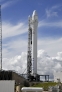 10月7日，在美国佛罗里达州卡纳维拉尔角，美国私营企业“太空探索技术公司”的“猎鹰9”号火箭准备发射“龙”货运飞船。新华社/路透