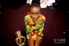 图为模特展示非洲时装。新华社/西霸