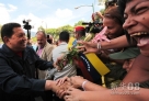 10月7日，在委内瑞拉首都加拉加斯，现任总统查韦斯（左一）与支持者握手。
    委内瑞拉全国选举委员会7日宣布，现任总统查韦斯以54%的得票率赢得委内瑞拉总统选举。
    新华社发
     