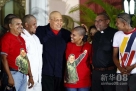 “病号”查韦斯。2011年8月21日，在委内瑞拉首都加拉加斯的总统府米拉弗洛雷斯宫，总统查韦斯（左三）和他的“光头”支持者们合影。查韦斯因接受癌症化疗剃掉了头发，他的支持者21日在一次为查韦斯健康祈福的活动中也剃掉头发对其表示支持。查韦斯16日说，体内癌细胞没有扩散，但接受化学疗法治疗后身体变弱。新华社/路透