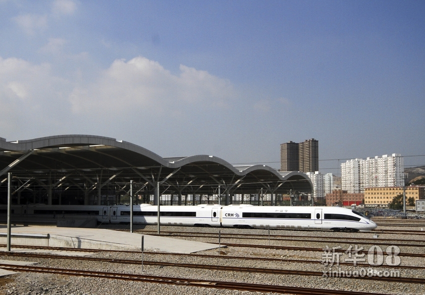 10月8日,哈尔滨至大连高速铁路客运专线开始进入试运行阶段,列车驶出