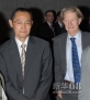 新华社照片，路透，2012年10月8日 这张拍摄于2008年4月的资料照片显示，日本科学家山中伸弥（左）与英国科学家约翰·格登在日本东京参加一个关于干细胞研究的学术座谈会。新华社/路透