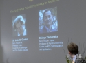 卡罗琳医学院的托马斯·佩尔曼（右）宣布英国科学家约翰·格登（屏幕左）与日本科学家山中伸弥（屏幕右）同获2012年诺贝尔医学奖。新华社/EPA欧新