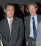 这张拍摄于2008年4月的资料照片显示，日本科学家山中伸弥（左）与英国科学家约翰·格登在日本东京参加一个关于干细胞研究的学术座谈会。新华社/路透