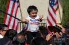 10月8日，在美国加利福尼亚州基恩市美国总统奥巴马的一场竞选集会中，一名小支持者被高高举起。奥巴马将在加利福尼亚州与俄亥俄州开展为期三天的总统竞选活动。新华社/路透  