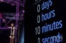 10月8日，美国纽约54码头的大屏幕显示，魔术师大卫·布莱恩的电击魔术表演进入十分钟结束倒计时。 新华社记者王雷摄