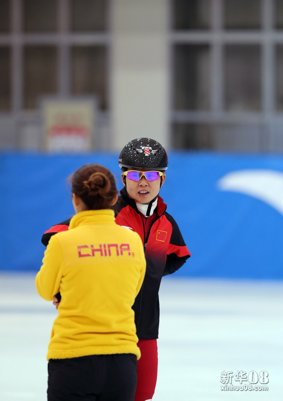 10月10日,王濛(左)在训练间隙与教练李琰交流.新华社记者韩岩摄