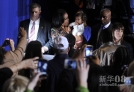 米歇尔与选民子女在一起
新华社照片，劳顿县（美国弗吉尼亚州），2012年10月10日  新华社记者王轶欧摄 