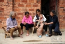 10月9日，刘华艳和村民们一起聊天。新华社记者 周科 摄  
