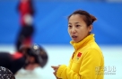 10月10日，中国短道速滑队主教练李琰带领队员训练。新华社记者韩岩摄