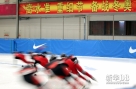 10月10日，中国短道速滑队队员在进行训练。新华社记者韩岩摄