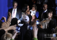 10月9日，在美国弗吉尼亚州劳顿县，美国第一夫人米歇尔·奥巴马举行竞选造势活动，为丈夫奥巴马助选。新华社记者王轶欧摄 