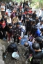 人们在浙江温岭市城东街道石仓下村的溪坑里疯抢“神水”。新华社发（王妙德 摄）  