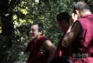  10月8日，僧人在拉萨色拉寺辩经。新华社记者 觉果 摄