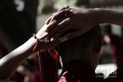  10月8日，僧人在拉萨色拉寺辩经法会上小憩。新华社记者 觉果 摄