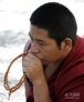 10月8日，一名辩输了的僧人在拉萨色拉寺辩经法会上。新华社记者 觉果 摄