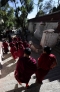 10月8日，僧人走出拉萨色拉寺辩经场。新华社记者 觉果 摄