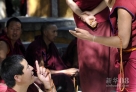 10月8日，僧人在拉萨色拉寺辩经。新华社记者 觉果 摄
