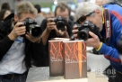 10月11日，中国作家莫言获得2012诺贝尔文学奖，在德国法兰克福国际书展，摄影记者拍摄莫言小说《檀香刑》德文版。新华社记者马宁 摄  