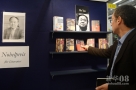 10月11日，中国作家莫言获得2012诺贝尔文学奖，在德国法兰克福国际书展，一名观众从书架上拿起莫言作品。 新华社记者马宁 摄  