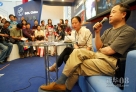 这是莫言（右）在第九届北京国际图书博览会上与记者、观众座谈（2002年5月24日摄）。新华社记者李明放 摄 