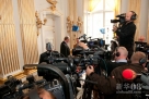 10月11日，媒体记者聚集在瑞典首都斯德哥尔摩瑞典文学院诺贝尔文学奖宣布现场。当天，瑞典文学院宣布将2012年诺贝尔文学奖授予中国作家莫言。新华社记者刘一楠摄 