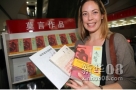 “莫言热”现北京 《丰乳肥臀》热销，11日，瑞典文学院宣布将2012年诺贝尔文学奖授予中国作家莫言。图为当晚8时许，在北京学习汉语的一名瑞典女学生和中国读者在北京的书店选购作家莫言的文学作品。新华社发  