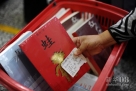 10月12日，在北京西单图书大厦，家住石景山的刘少英老人一早来买了10余本莫言作品，准备送给外地的亲朋好友。新华社记者 金良快摄 