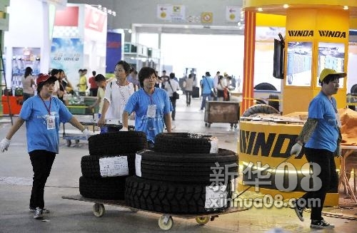 10月13日，工作人员在搬运展品。新华社记者陈晔华摄